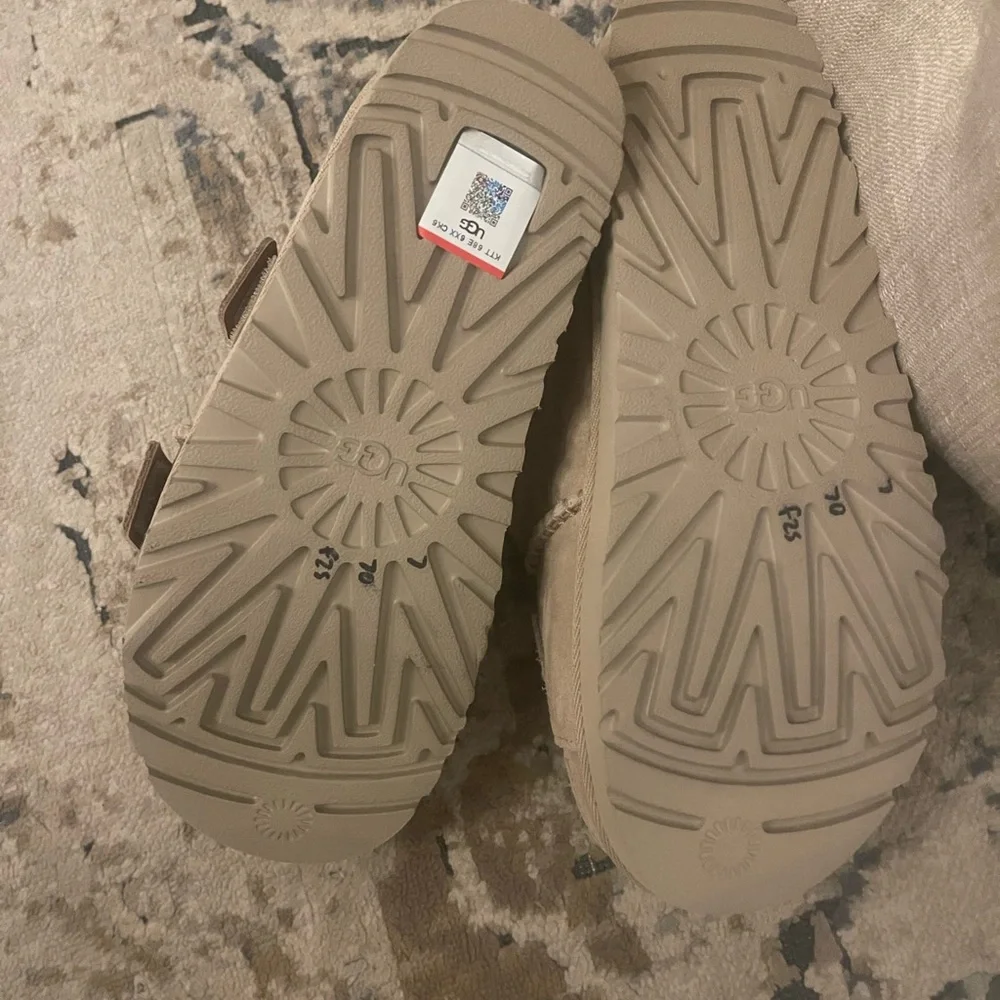 Uggs slip on size 7 - Picture 3 of 5